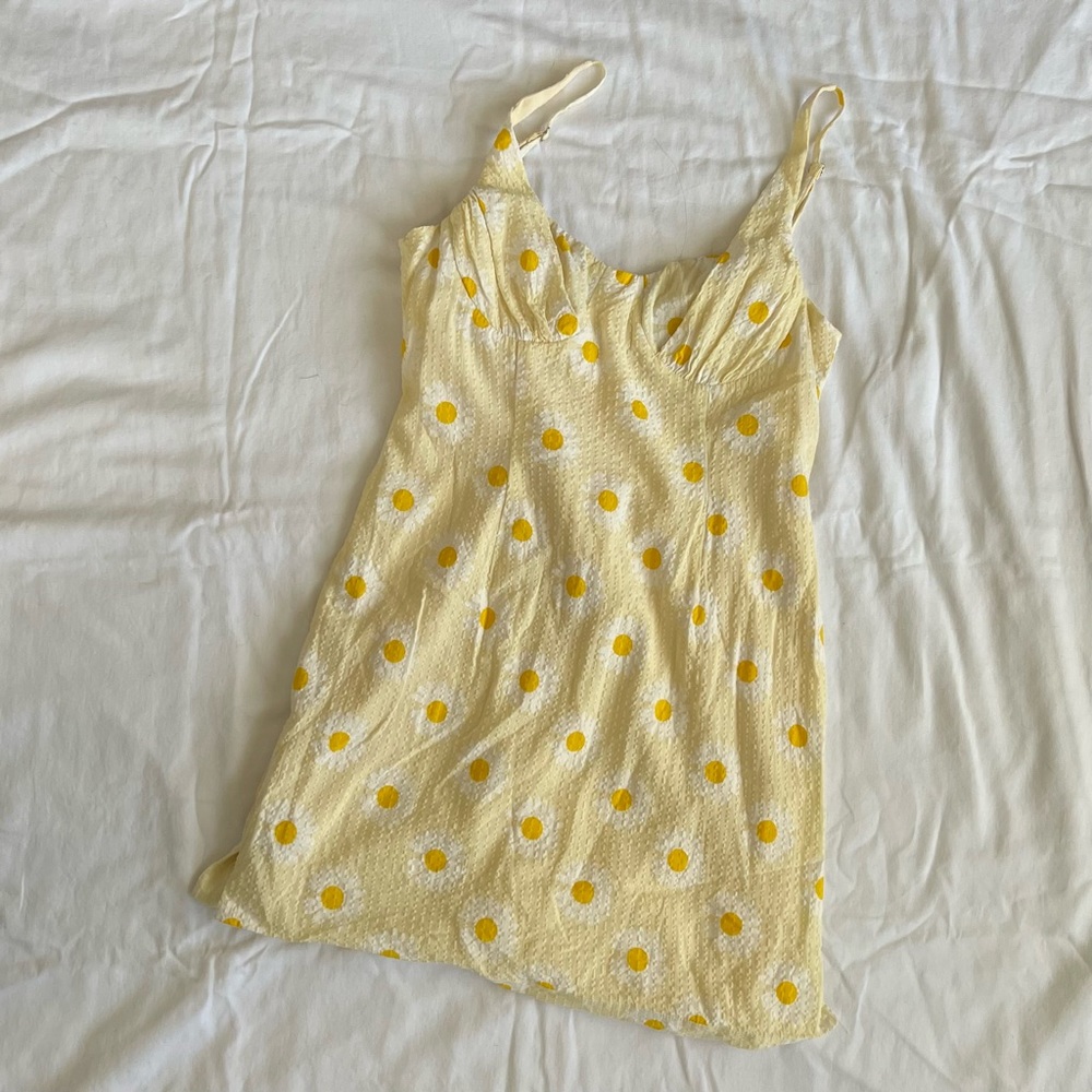 pale yellow daisy dress 🌼